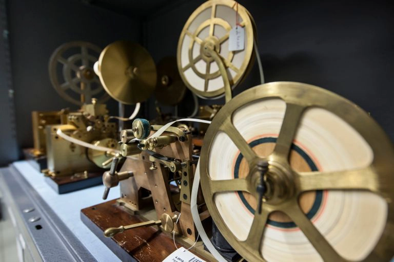 Historischer Telegraph. Öffnet vergrößerte Ansicht.